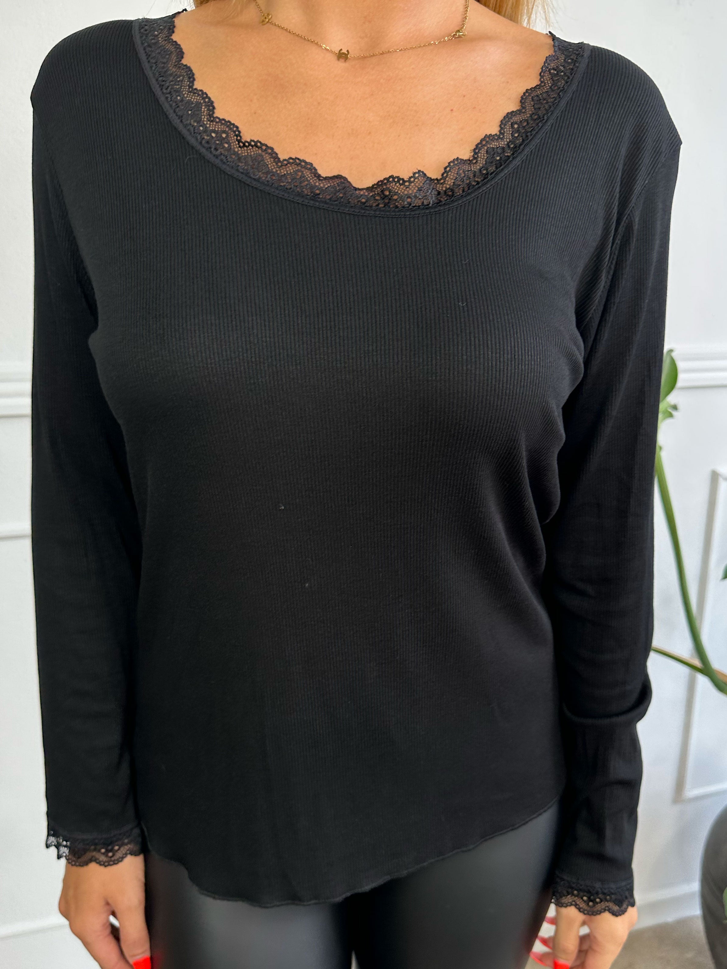 Ibina Long Sleeve - Sød bluse med rib og blondekanter